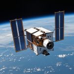 Ilustrasi satelit kecil dengan panel surya mengorbit di atas Bumi